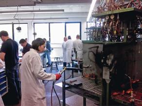 The picture shows the participants of the Cool Training working in the laboratory of the Vocational Training Center for Refrigeration and Air Conditioning Technology in Maintal