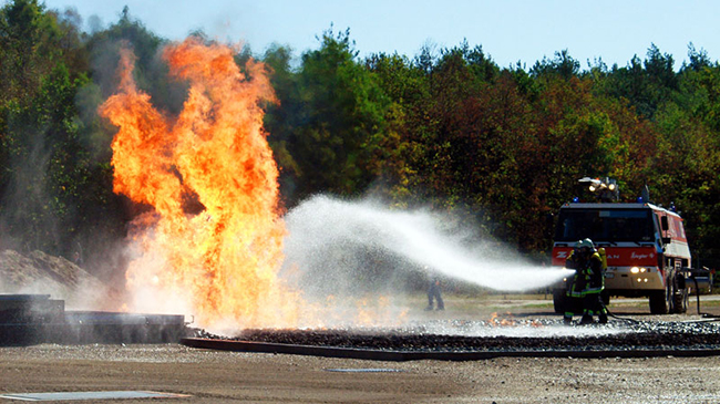 Löschende Feuerwehrmänner