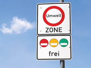 Das Umweltzonen-Verkehrsschild gibt an, welche Kraftfahrzeuge gemäß der Kennzeichnungsverordnung in die Umweltzone einfahren dürfen. Kraftfahrzeuge mit roter, gelber oder grüner Feinstaubplakette.