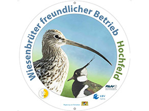 Die hier abgebildete Wiesenbrüterplakette wird von der Höheren Naturschutzbehörde an der Regierung von Schwaben finanziert und im Rahmen des Wiesenbrüter-Brutplatzmanagements gemeinsam mit den Trägern und den Landratsämtern vergeben.