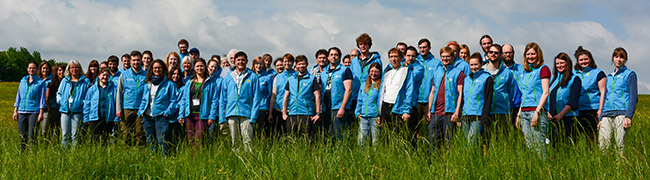 Das Team der Biodiversitätsberatung in Bayern steht in den blauen Jacken der bayerischen Naturschutzverwaltung auf einer oberfränkischen Wiese.