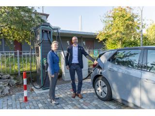 Am neuen Hypercharger stehen zwei öffentlich zugängliche Ladepunkte mit einer Gesamtleistung von 150 kW zur Verfügung