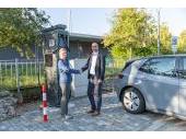 PM 34/2024:  Tim Dickhaus, Leiter Energielösungen B2B bei LEW und Dr. Monika Kratzer, Präsidentin des LfU bei der Einweihung des neuen Hyperchargers der LEW auf dem Gelände des LfU 