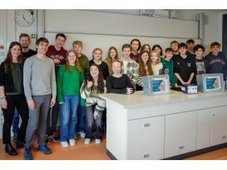 Übergabe der Versuchsboxen im letzten Schuljahr am Carl-Spitzweg-Gymnasium Germering