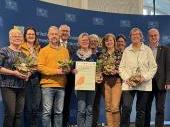 Übergabe der Dankesurkunde an 7 Gartenjury-Mitglieder als Vertretungen ihrer jeweiligen Regierungsbezirke durch den Amtschef des StMUV Herrn Dr. Barth, den LBV-Vorsitzenden Herrn Dr. Schäffer und die Leiterin des BayAZ Frau Langensiepen