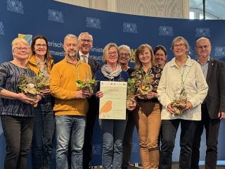  Übergabe der Dankesurkunde an 7 Gartenjury-Mitglieder als Vertretungen ihrer jeweiligen Regierungsbezirke durch den Amtschef des StMUV Herrn Dr. Barth, den LBV-Vorsitzenden Herrn Dr. Schäffer und die Leiterin des BayAZ Frau Langensiepen