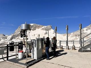 Rund 300 Meter unterhalb des Gipfels der Zugspitze befindet sich die Umweltforschungsstation Schneefernerhaus (UFS). Auf ihrer Terrasse betreibt das Bayerische Landesamt für Umwelt (LfU) seit 2005 eine Reihe von Messgeräten zur Bestimmung von langlebigen organischen Schadstoffen.