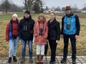 PM 06/2025:  Von links: Dr. Alexandra Fink, Dr. Norbert Schäffer (LBV), Sabine Pschonny (ehrenamtliche Kartiererin), Dr. Monika Kratzer und Dr. Thomas Rödl (LfU) bei der Vorstellung des Berichts 20 Jahre Monitoring häufiger Brutvögel. 