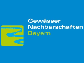 Logo: stilisierter Fluss in grüner Landschaft, mit Text 'Gewässer-Nachbarschaften Bayern', und alles auf blauem Hintergrund.