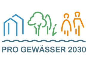 Logo: stilisierte Häuser links, stilisierte Bäume in der mitte und stilisierte Personen rechts. Darunter die Andeutung eines Gewässers durch eine Wellenlinie. Darunter steht 'Pro Gewässer 2023'.