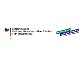 Logos: Der Bundesadler in Schwarz, mi t Schwarzrotgold rechts daneben und dem Schriftzug 'Bundesministerium für Umwelt, Naturschutz, nukleare Sicherheit und Verbraucherschutz'. Rechts davon das Logo 'Aktionsprogramm Natürlicher Klimaschutz' als Schriftzug auf grünem und blauem Hintergund.