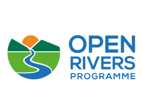 Logo: stilisierte Landschaft mit einem Flusslaufs und Bergen, mit Sonnenuntergang im Hintergrund. Daneben steht 'Open Rivers Programme'.