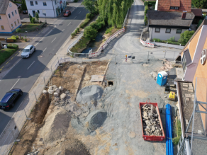 Luftaufnahme der Baustelle am Mühlbach (Alte Weismain) mit Leitungsarbeiten.