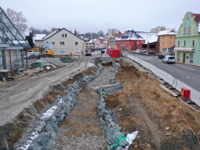 Baustelle am Mühlbach (Alte Weismain) mit einer Kneippanlage im neuen, noch trockenen Gewässerbett.