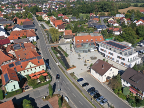 Luftaufnahme des freigelegten Mühlbachs (Alte Weismain) mit Kneippanlage, Sitzstufen und angrenzendem Platz.