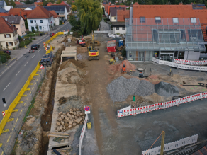 Luftaufnahme der Baustelle am Mühlbach (Alte Weismain) während der Freilegung eines unterirdischen Kanals, in dem das Gewässer fließt.