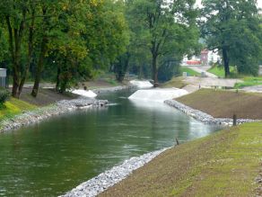 In einen Bach wurden im Uferbereich Betonelemente integriert um eine geschwungene Linienführung zur Nutzung als Kajakstrecke zu erzielen.
