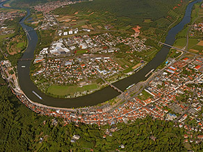 Luftaufnahme der Mainschleife bei Miltenberg: In der Außenkurve eines Flusses die Altstadt Miltenbergs mit einer Brücke über den Main.