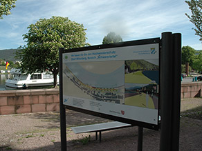 Infotafel an einer Uferpromenade zu den Baumaßnahmen für den Hochwasserschutz der Stadt Miltenberg, Bereich 'Schwarzviertel'.