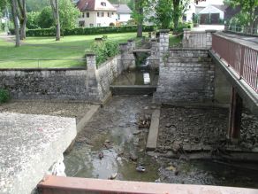 Der Webbach (Seitengewässer der Sulz) vor Maßnahmenbeginn: Ein Gewässer ist durch Ufermauern eingezwängt.