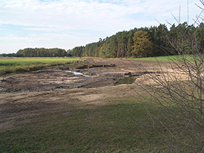Ein geschwungener Gewässerlauf bei Rocksdorf während der Bauphase.