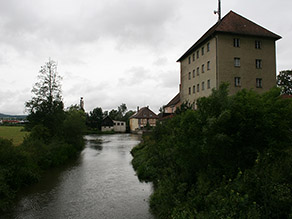 Unterwasser einer Mühle an der Wörnitz. Die Ufer sind eingewachsen und nicht zugänglich.