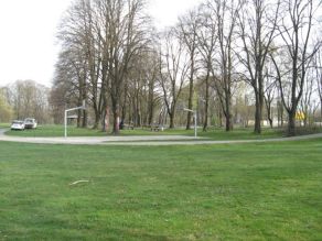 Die Grünanlage vor Umbau mit Blick auf das Basketballfeld.