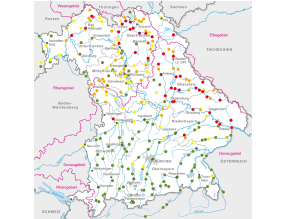 Karte mit dem Ausschnitt Bayerns, den Flüssen und den Punkten der Pegel-Messstellen, dargestellt in unterschiedlichen Farbmarkierungen. Man sieht, dass im nord-östlichen Bereich Bayerns verbreitet die Meldestufe 3 und vereinzelt auch 4 überschritten war, gekennzeichnet mit roten und violetten Punkten. Im nord-westlichen Teil gibt es viele Pegel an denen die Meldestufe 1 und 2 überschritten war, zu erkennen an gelben und orangenen Punkten. An den südlichen Donau-Zuflüssen haben fast alle Punkte eine grüne Farbe, die anzeigt, dass nur Wasserstände unterhalb der Meldestufe 1 gemessen wurden und keine Überschwemmungen vorkamen.