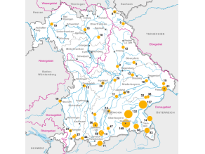 Bayernkarte mit den aktuellen Schwebstoffmessstellen und Angabe der mittleren Schwebstoffkonzentration im Kalenderjahr in Gramm pro Kubikmeter. Die Darstellung der Punktgröße der Messstellen unterscheidet sich in Abhängigkeit von der Höhe der mittleren Schwebstoffkonzentration und ist im Inngebiet am größten, da der Inn die Hauptschwebstofflast in Bayern trägt.