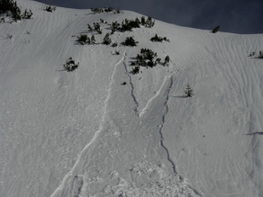 Eine kleine, nasse Lockerschneelawine ist abgegangen. Die Lawine hat zwei punktförmige Anrisse. Neben der Lawine sind auf der Schneeoberfläche Wasserrillen erkennbar.