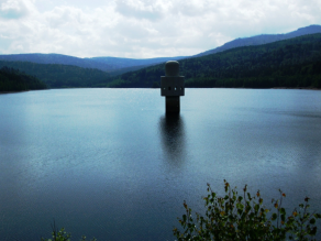 Blick auf den Entnahmeturm der Trinkwassertalsperre Frauenau.