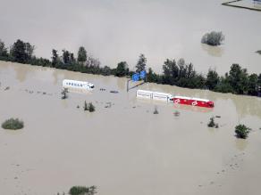 Überschwemmung der Autobahn A3 während des Junihochwassers 2013