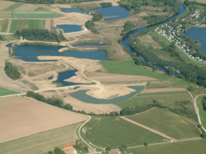 Luftbild von Unterbrunn 2004, vor der Umgestaltung der Mainaue.