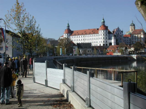 Testaufbau eines mobilen Hochwasserschutzsystems (aus Metall) entlang der Donau im innerstädtischen Bereich von Neuburg.