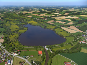 Auf der Luftaufnahme ist der Staudamm des Rottauensees mit der dahinter liegenden Seefläche zu erkennen.