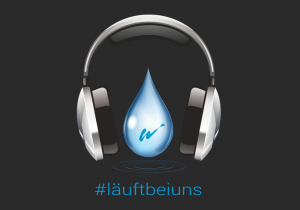 Logo des Podcast '#läuftbeiuns' mit Schriftzug und der Zeichnung eines Kopfhörer tragenden Wassertropfens mit Wasserwirtschafts-W.