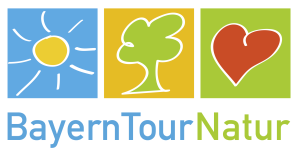 Logo von BayernTourNatur: Über dem Schriftzug 'BayernTourNatur' befinden sich stilisierte Zeichnungen von: links der Sonne, mitte einem Baum und rechts ein Herz.