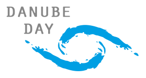 Logo des Danube Day mit Schriftzug und zwei blauen Streifen, die einen Wirbel bilden.