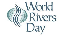 Logo des "World Rivers Day" mit vertikalem Schriftzug und der Illustration eines Flusslaufs vor einem Globus