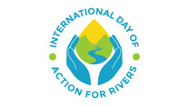 Logo des "International Day of Action for Rivers" mit rundem Schriftzug um die Illustration einer Landschaft mit Flusslauf in Form eines Wassertropfens, der von zwei Händen schützend umschlossen wird